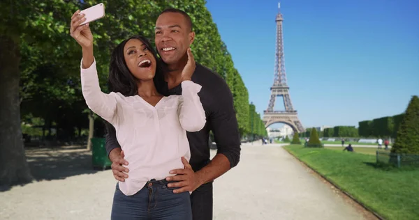 Afrikanska Manliga Och Kvinnliga Bilder Sig Själva Nära Eiffeltornet Paris — Stockfoto