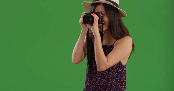 Mulher Asiática Moderna Com Câmera Sem Espelho Tirando Fotos Tela — Fotografia de Stock