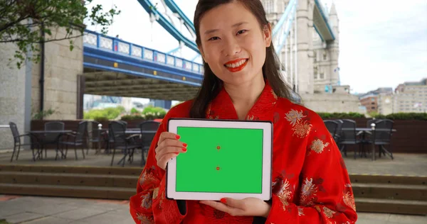 Närbild Attraktiv Kvinna Visar Greenscreen Tablet London — Stockfoto