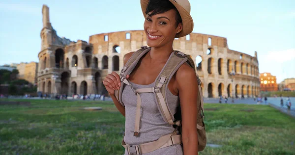 Hip Milenaria Belleza Étnica Pie Felizmente Roma Cerca Del Coliseo — Foto de Stock