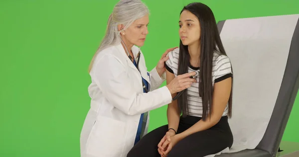 Uma Jovem Recebe Exame Médico Anual Tela Verde — Fotografia de Stock