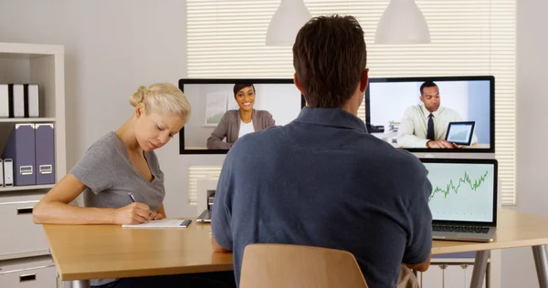 Diversi Colleghi Affari Che Lavorano Insieme Internet — Foto Stock