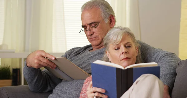 Couple Aîné Lisant Des Livres — Photo