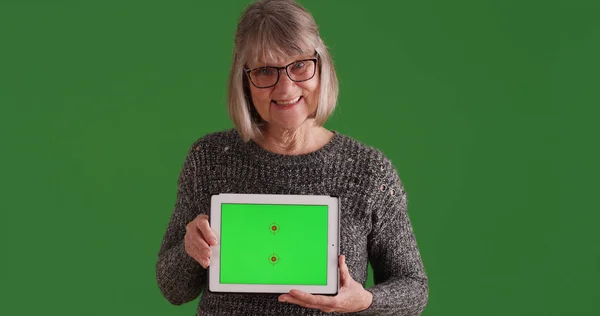 Feminino Sênior Segurando Dispositivo Pad Com Tela Verde Sorrindo Tela — Fotografia de Stock