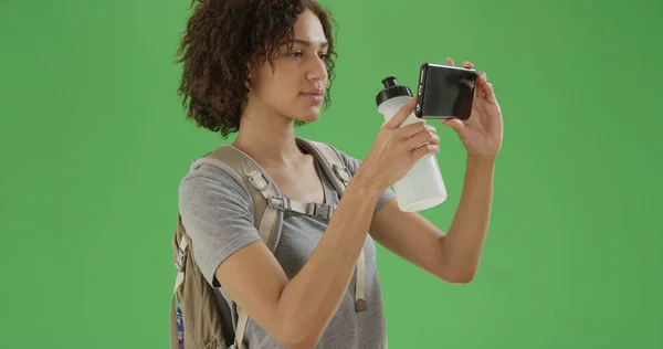 千禧年非洲裔美国女孩在绿色屏幕上用手机拍照 — 图库照片