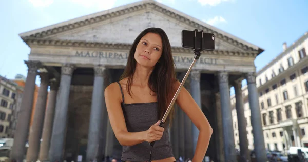 可爱的黑发旅行女孩在罗马万神殿前使用自拍棒 — 图库照片