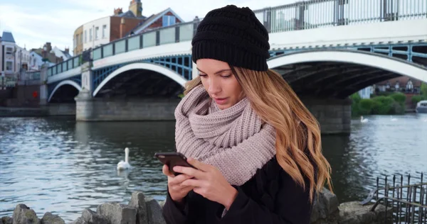 Mulher Usando Celular Lado Windsor Town Bridge Rio Tâmisa — Fotografia de Stock