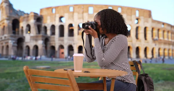 Carino Allegro Turista Siede Tavola Vicino Colosseo Scattare Foto Con — Foto Stock