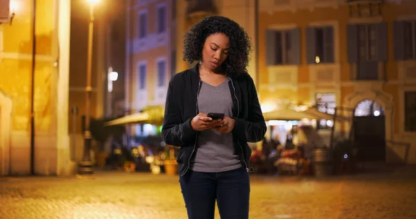 Séta Városban Éjjel Megállás Kell Használni Mobilját — Stock Fotó