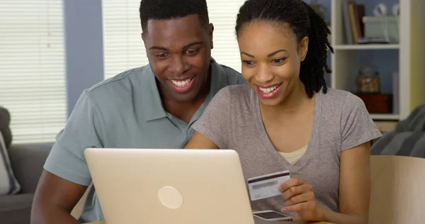 Uśmiechnięta Młoda Para Czarny Przy Użyciu Karty Kredytowej Aby Dokonać — Zdjęcie stockowe