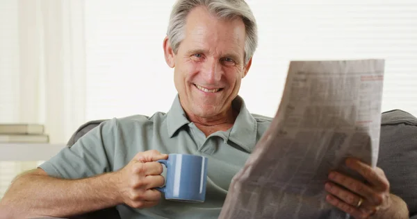 Szczęśliwy Biały Mężczyzna Średnim Wieku Cieszyć Filiżankę Kawy Czytanie Gazety — Zdjęcie stockowe