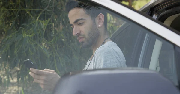 Hombre Usando Teléfono Inteligente Mientras Espera Asistencia Carretera —  Fotos de Stock