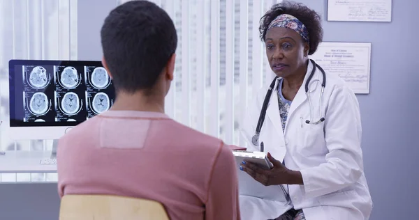 Retrato Médico Negro Mediana Edad Consultando Con Paciente Masculino Conmoción —  Fotos de Stock