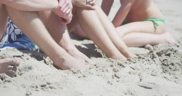 Grupo Jovens Amigos Multi Étnicos Adultos Sentados Areia Relaxante — Fotografia de Stock