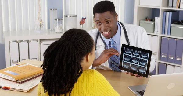 Médecin Afro Américain Utilisant Comprimé Pour Montrer Échographie Patient Bureau — Photo