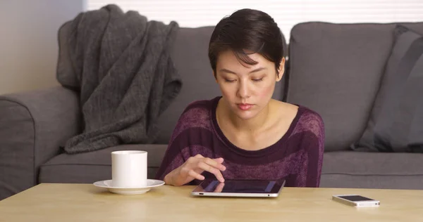 Aziatische Vrouw Zitten Aan Koffie Tafel Met Tablet — Stockfoto