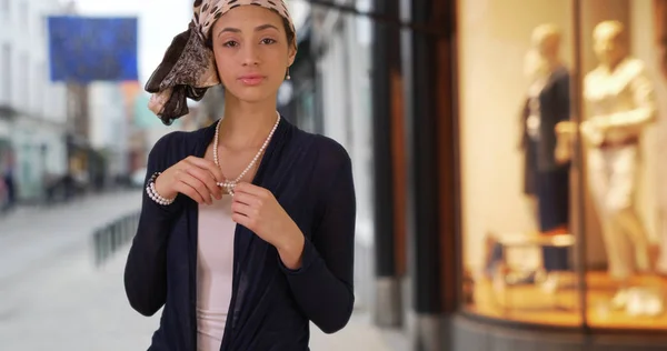 Feminino Latino Elegante Brinca Com Colar Pérolas Rua Urbana Sorrindo — Fotografia de Stock