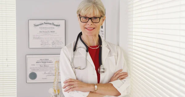 Experienced Woman Doctor Standing — Stock Photo, Image