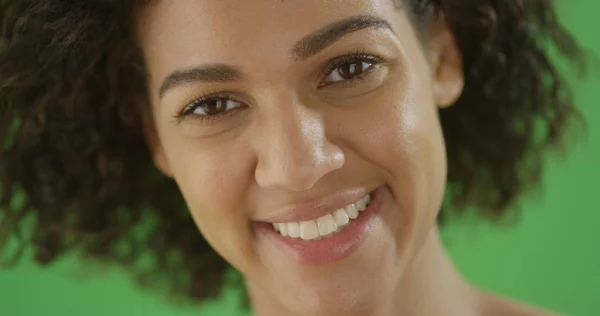 Close Jovem Afro Americana Sorrindo Para Câmera Tela Verde — Fotografia de Stock