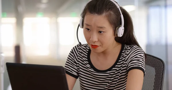 Representante Ventas Línea Con Cliente Hablando Con Micrófono Auriculares — Foto de Stock