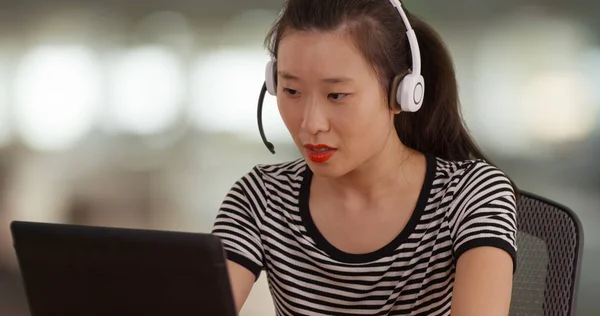 Portrait Customer Support Worker Talking Client Call Center — Stock Photo, Image