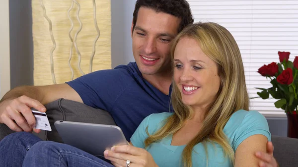 Couple Naviguant Sur Web Sur Tablette — Photo