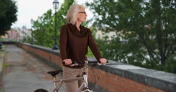 Aktywny Senior Kobieta Rowerze Jeździć Zatrzymuje Podziwiać Widok Mieście — Zdjęcie stockowe