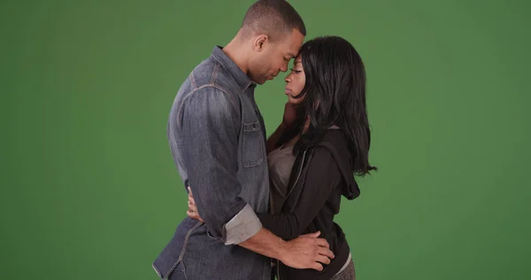 Fiatal Fekete Arról Hogy Megcsókolják Egymást Zöld Képernyő — Stock Fotó