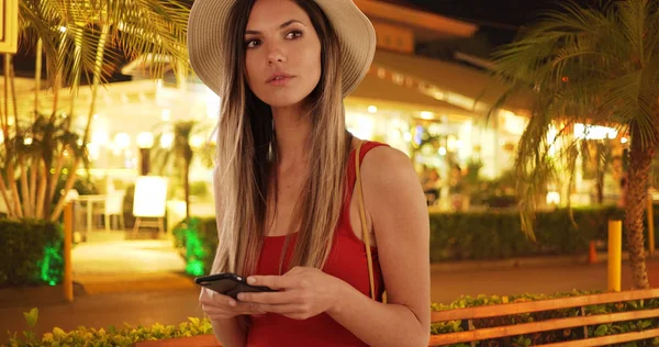 Beyaz Hippi Kız Manifatura Smartphone Cep Telefonu Ile Tropikal Cabana — Stok fotoğraf