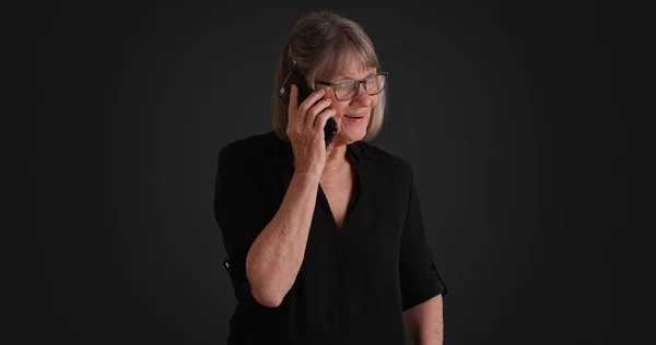 Encantadora Señora Mayor Hablando Teléfono Inteligente Con Amigo Sobre Fondo — Foto de Stock