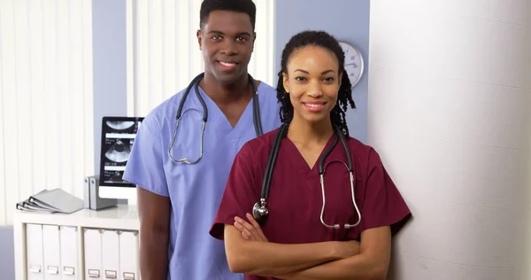 Portrait Deux Médecins Afro Américains Debout Hôpital — Photo