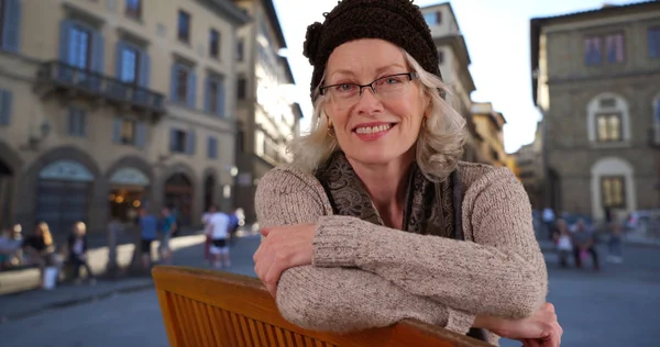 Gelukkig Senior Vrouw Toeristische Zittend Een Bankje Het Stadsplein Italië — Stockfoto