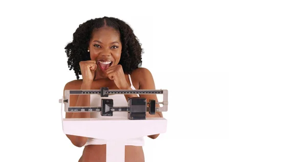 Niedlich Lächelnde Schwarze Frau Steht Auf Der Gewichtswaage Und Bejubelt — Stockfoto