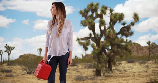 Gestrandete Autofahrerin Mit Roter Benzinkanne Sucht Hilfe Mitten Der Wüste — Stockfoto