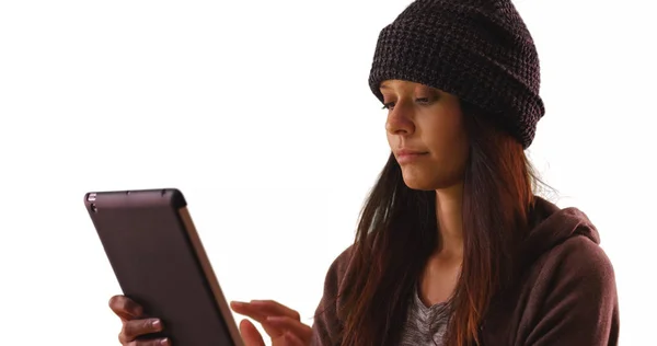 Mulher Milenar Usando Computador Tablet Fundo Branco Com Copyspace — Fotografia de Stock