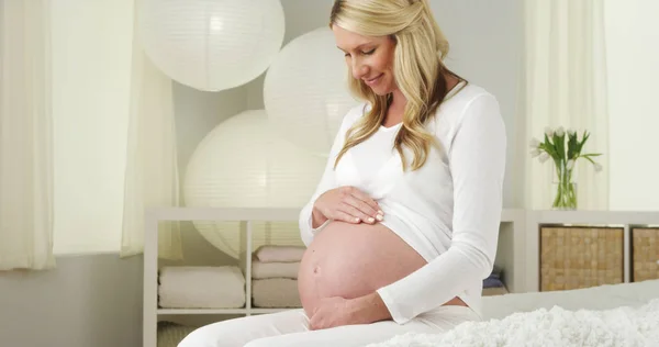 Piękne Kobiety Ciąży Patrząc Dół Brzuch Uśmiechający Się — Zdjęcie stockowe