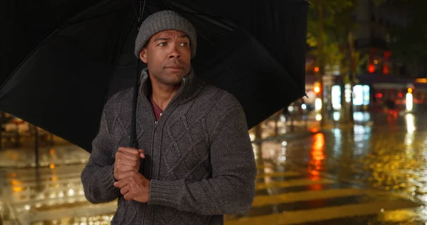 Africano Masculino Segurando Guarda Chuva Fora Noite Chuvosa Cidade — Fotografia de Stock