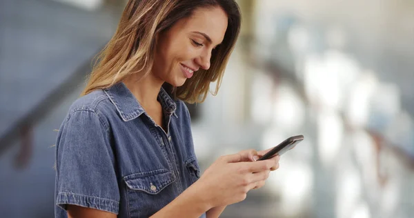 Mensagens Menina Milenar Smartphone Fora Edifício Durante Dia — Fotografia de Stock