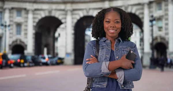 Mulher Negra Viajando Londres Posa Frente Marco Sorrindo Para Câmera — Fotografia de Stock