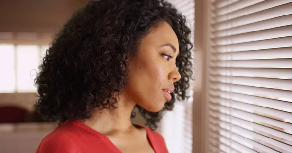 代彼女自身に考えると窓の外見ているアフリカ系アメリカ人の女の子 — ストック写真