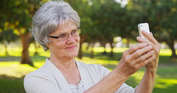 Hippe Oma Macht Selfies Park — Stockfoto