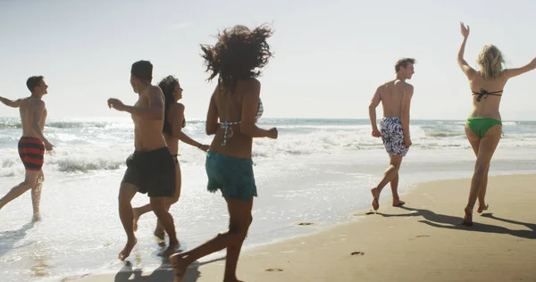 Saludable Grupo Amigos Multiétnicos Corriendo Largo Playa Saltando —  Fotos de Stock