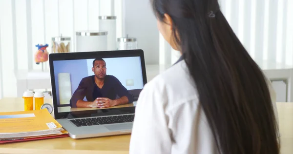 Médico Chino Video Chat Con Paciente Africano —  Fotos de Stock