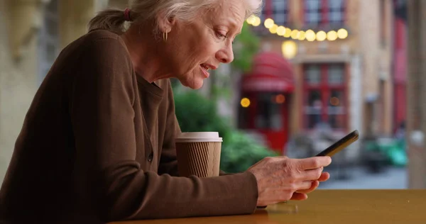 Preocupado Mayor Mujer Caucásica Café Patio Mensajes Texto Con Amigo — Foto de Stock