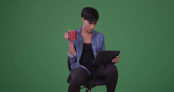 Черная Женщина Офисном Кресле Читает Планшете Зеленом Экране — стоковое фото
