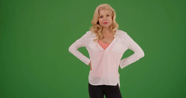 Portret Van Kaukasische Vrouw Poseren Met Handen Haar Heupen Groen — Stockfoto