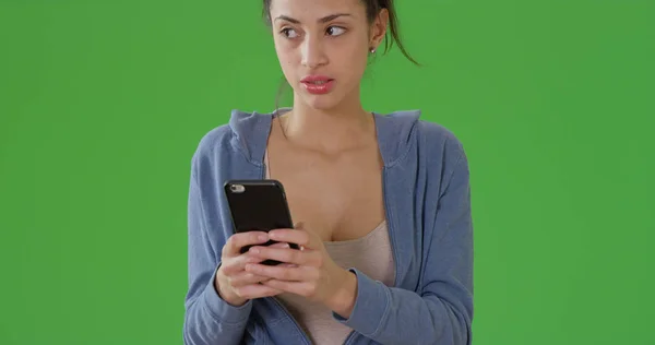 Ein Millennial Latina Girl Textet Ihren Freunden Auf Green Screen — Stockfoto