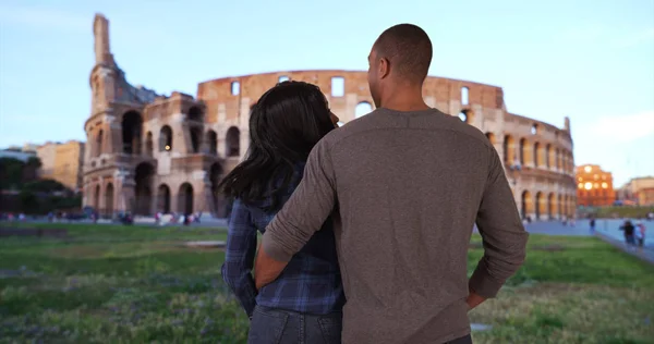 Pareja Afroamericana Feliz Visitando Coliseo Roma — Foto de Stock