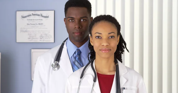 Két Afrikai Amerikai Orvosok Kórházban Nézi Kamera Közelről — Stock Fotó