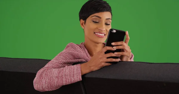 Atractiva Hembra Negra Sentada Sofá Enviando Mensajes Texto Teléfono Inteligente — Foto de Stock